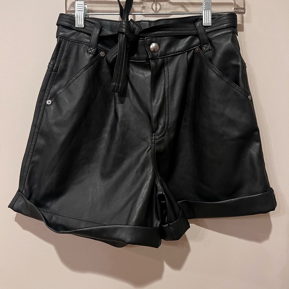 BLANKNYC FAUX LEATHER VEGAN CUFF BELTED BLACK SHORTS 28 - Picture 5 of 7